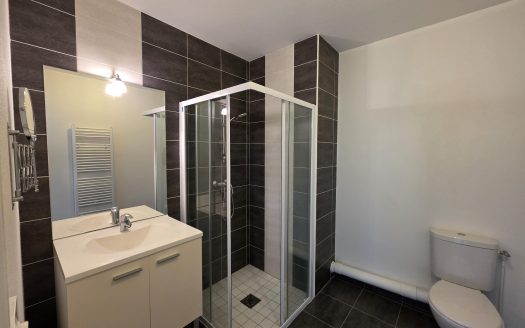 CLERMONT-FERRAND / Dernier étage d’une résidence récente, T2 de 49 m2 avec balcon et parking