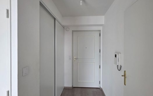 CLERMONT-FERRAND / Dernier étage d’une résidence récente, T2 de 49 m2 avec balcon et parking