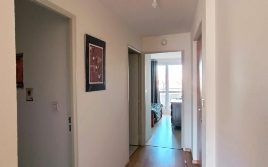 CLERMONT-FD – Investisseurs, Type 2 traversant avec balcons et parkings dans résidence récente