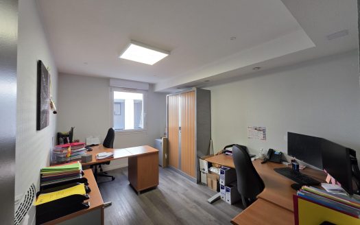 CLERMONT-FD SUD / Local 53 m2 avec 3 bueaux + zone d’accueil et 2 parkings privatifs