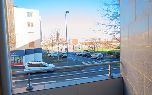 CLERMONT-FD – Investisseurs, Type 2 traversant avec balcons et parkings dans résidence récente