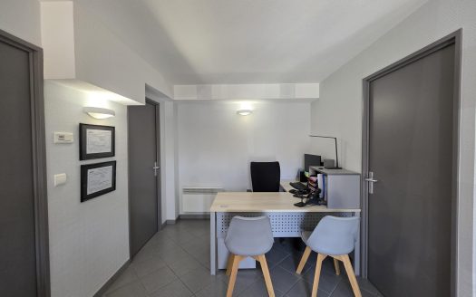 CLERMONT-FD SUD / Local 53 m2 avec 3 bueaux + zone d’accueil et 2 parkings privatifs