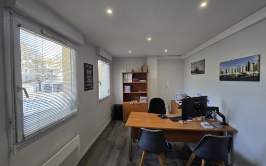 CLERMONT-FD SUD / Local 53 m2 avec 3 bueaux + zone d’accueil et 2 parkings privatifs