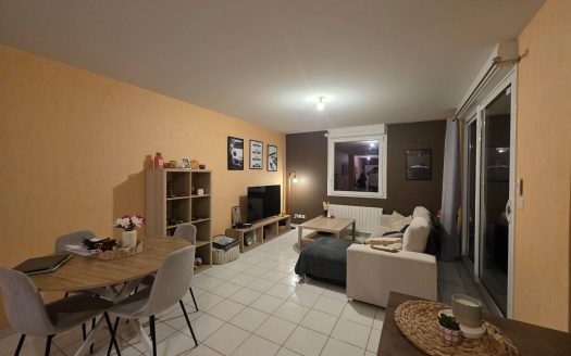 ROYAT, investisseurs, cadre exceptionnel, résidence récente, T2 avec terrasse, cave et garage