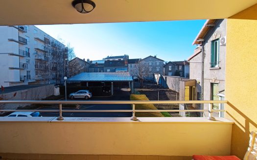 CLERMONT-FD – Investisseurs, Type 2 traversant avec balcons et parkings dans résidence récente