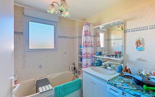 PERIGNAT-LES-SARLIEVE – Investisseurs, T3 dernier étage avec balcons 20 m2 et garage fermé dans résidence réce