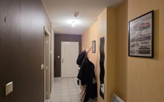 ROYAT, investisseurs, cadre exceptionnel, résidence récente, T2 avec terrasse, cave et garage