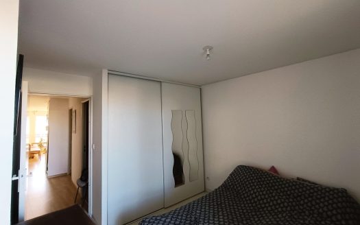 CLERMONT-FD – Investisseurs, Type 2 traversant avec balcons et parkings dans résidence récente