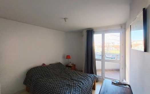 CLERMONT-FD – Investisseurs, Type 2 traversant avec balcons et parkings dans résidence récente