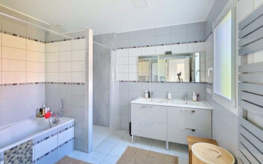 AYDAT – Villa d’architecte récente 233 m2 sur terrain de 1029 m2