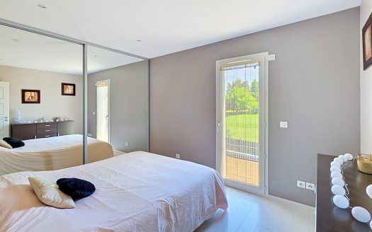 AYDAT – Villa d’architecte récente 233 m2 sur terrain de 1029 m2