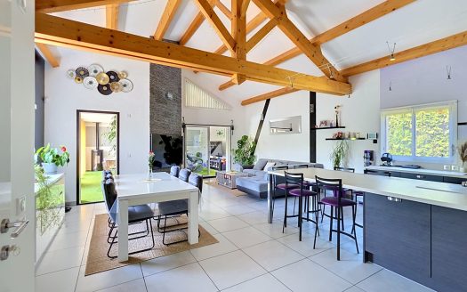 AYDAT – Villa d’architecte récente 233 m2 sur terrain de 1029 m2