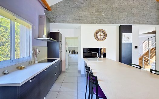 AYDAT – Villa d’architecte récente 233 m2 sur terrain de 1029 m2