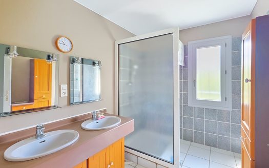 LES MARTRES DE VEYRE – Maison d’architecte 168 m2 sur terrain de 1043 m2